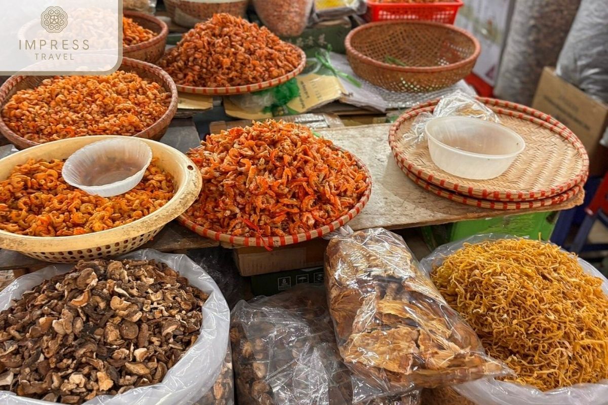 Long Bien Market in Hanoi Morning Tour