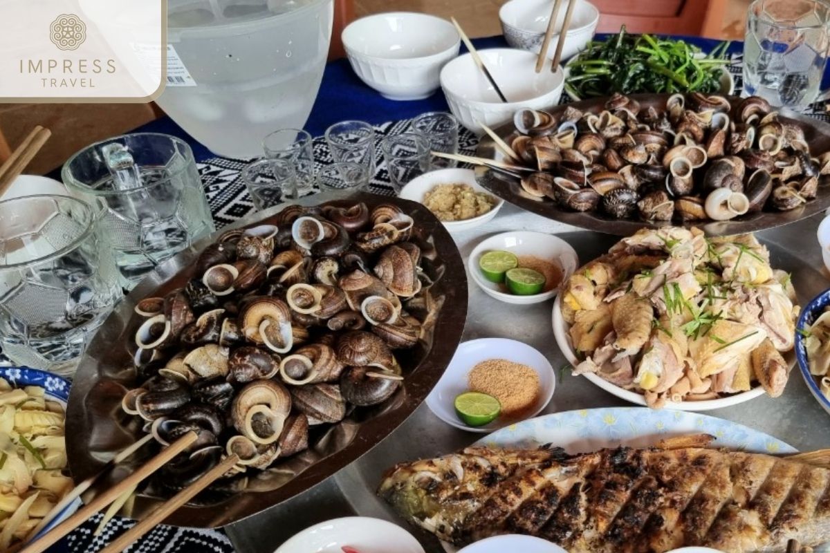 Enjoy a local lunch in Pu Luong trekking and photo tours