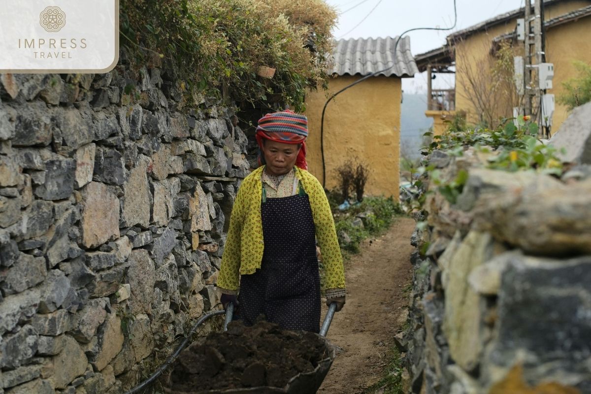 Visit Na Thac village in Ha Giang Authentic Tour