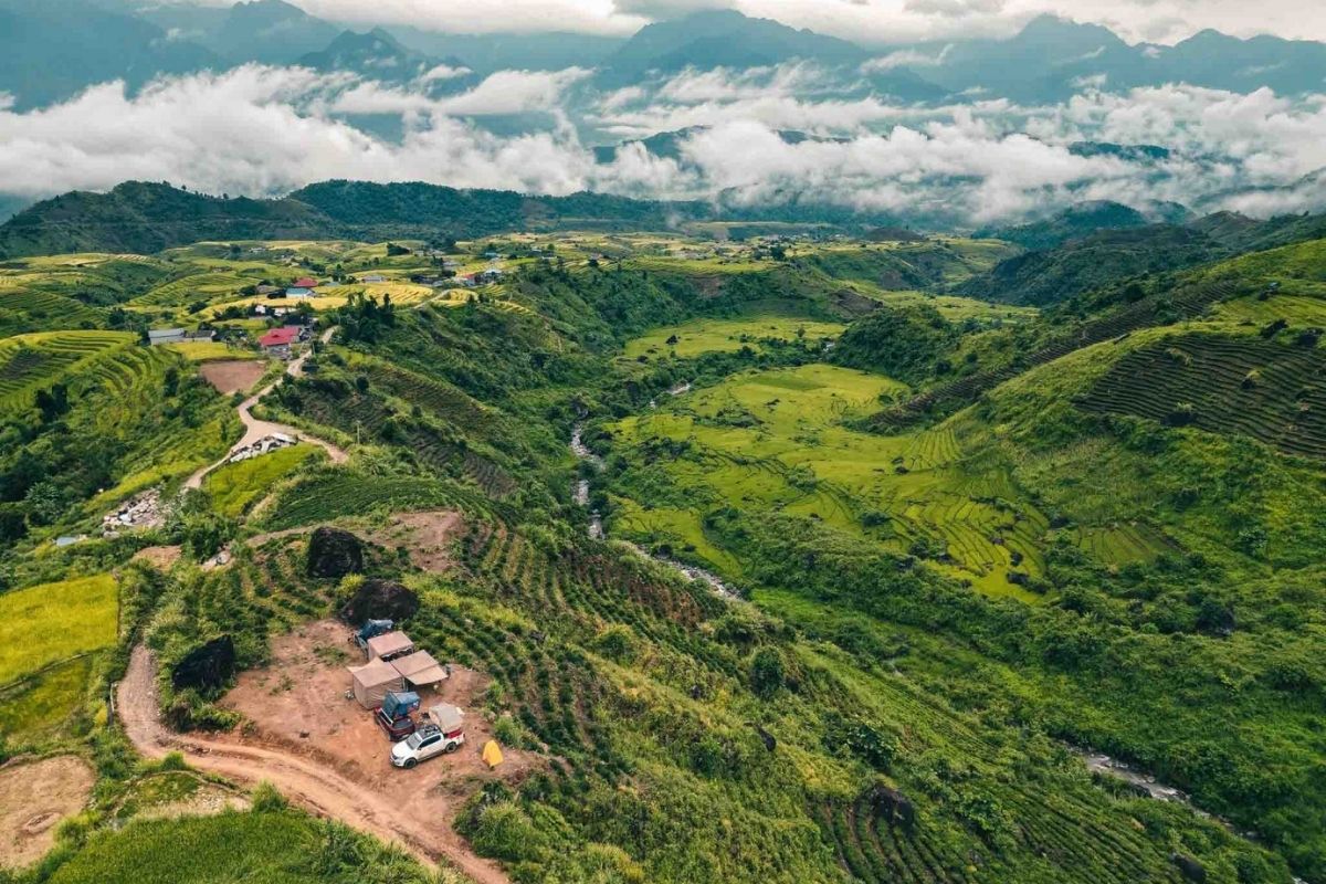 Camping site near the summit in Fansipan Peak for Sapa climbing tours