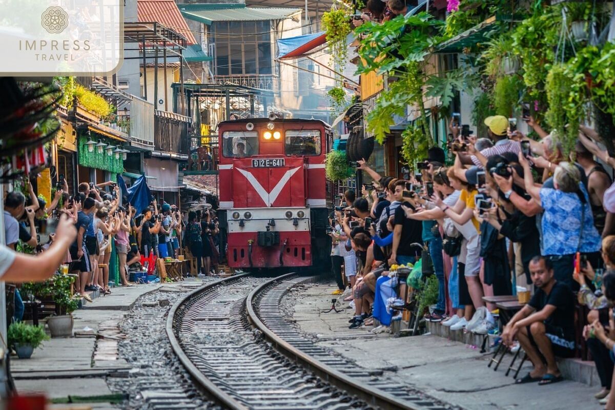 Visitors feel excited in Hanoi Photography Tour with Train Street Coffee