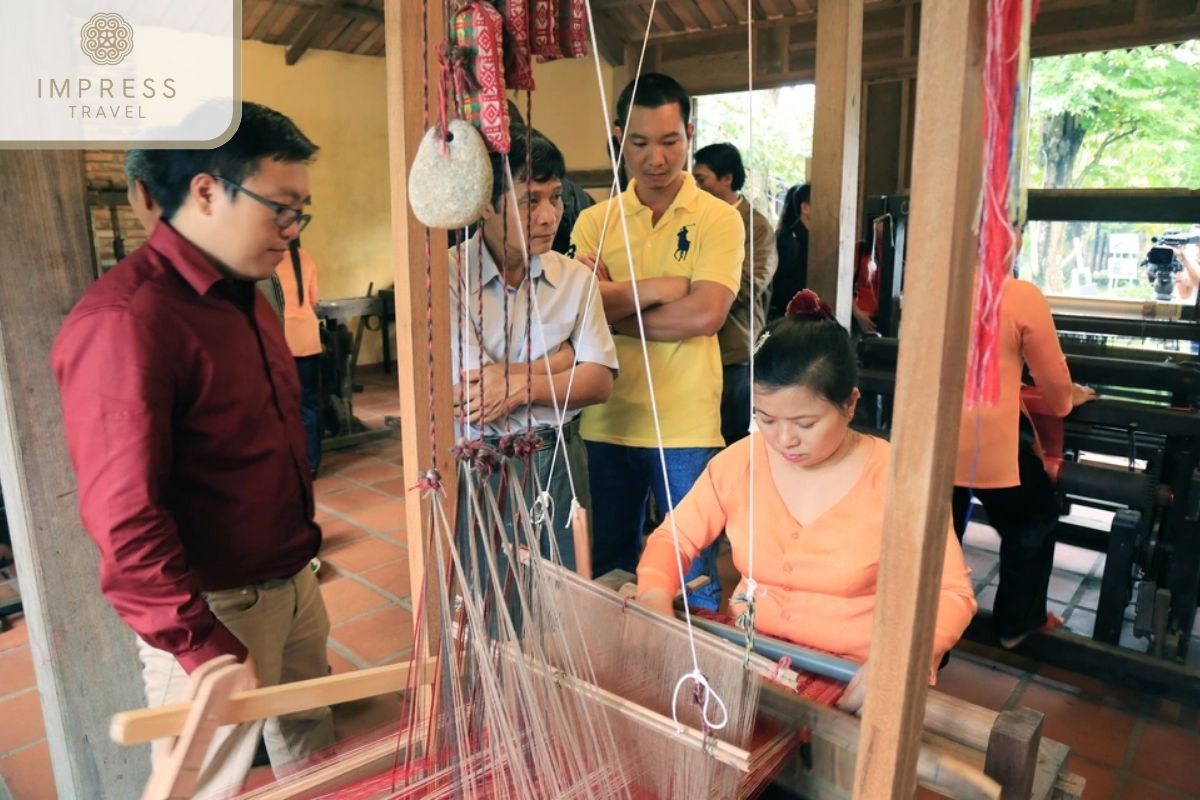 See silk weaving in Pu Luong Family Tours