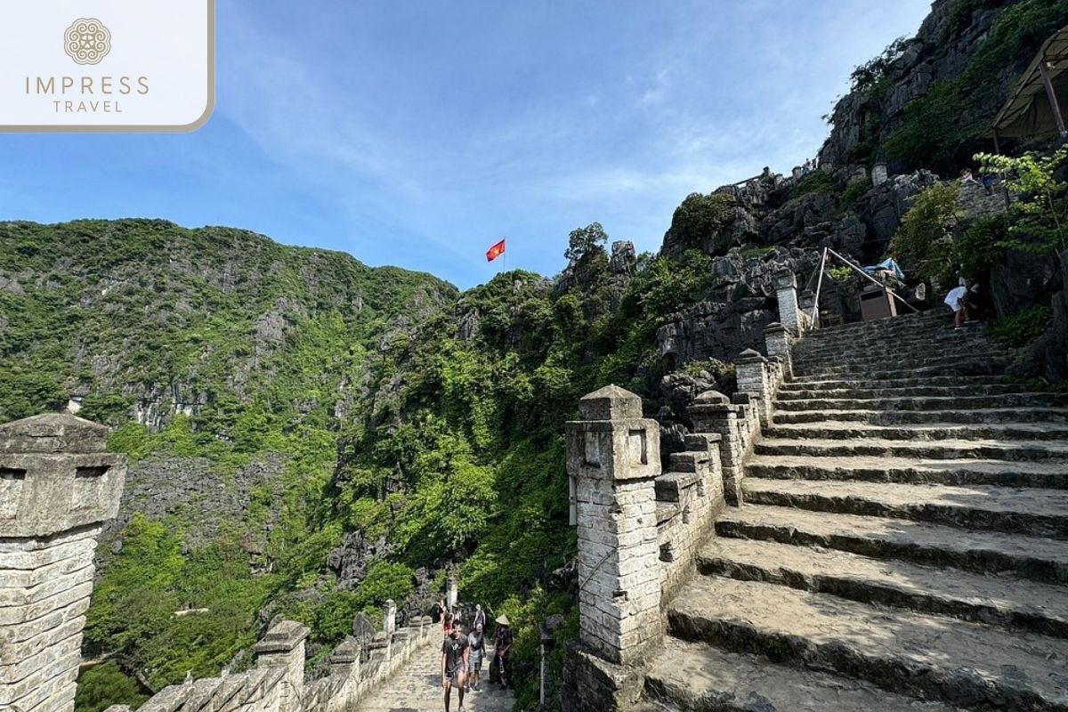 The way to the top of the dancing cave