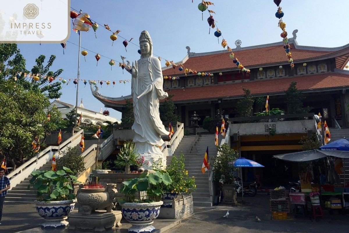 Quan The Am Tower in Ho Chi Minh worship tours