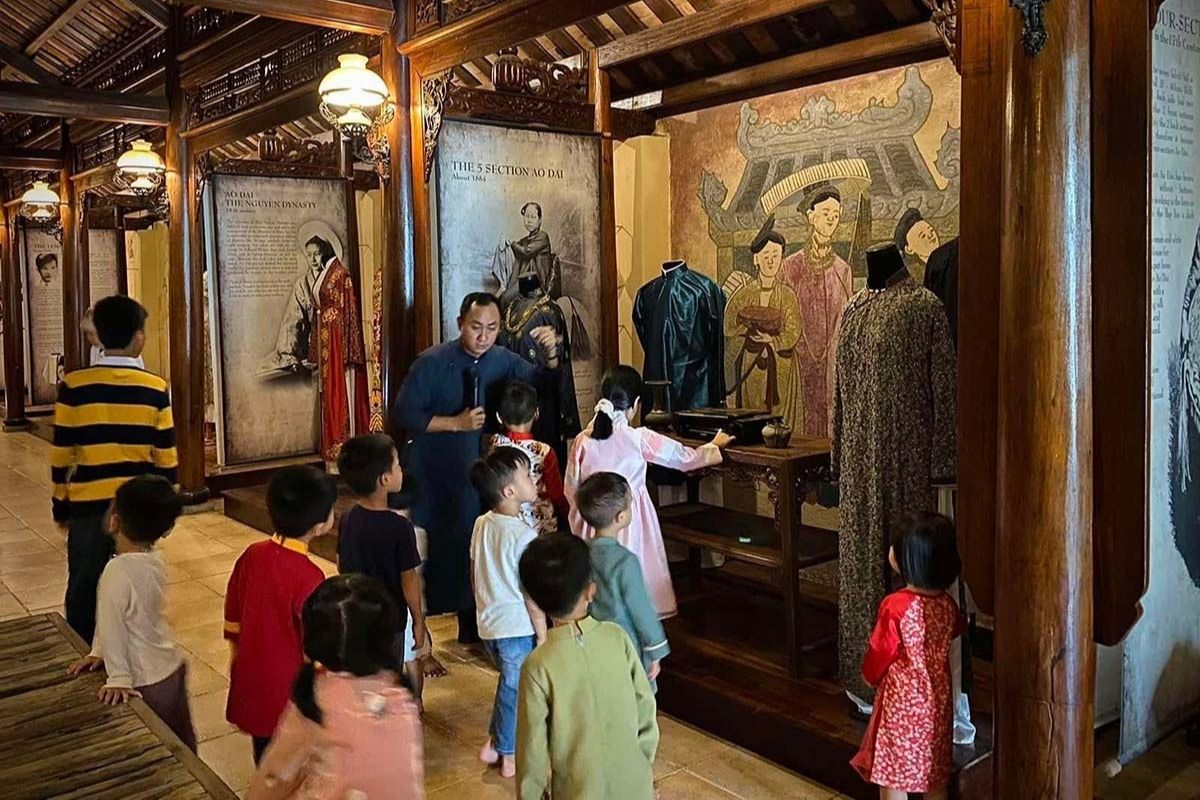 Lovers Cloth Ho Chi Minh Heritage Tours