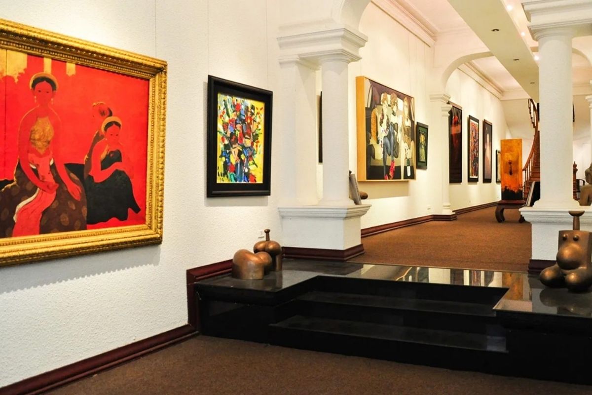 Au Co Art Center Is the Theater For Hanoi Gallery Tours