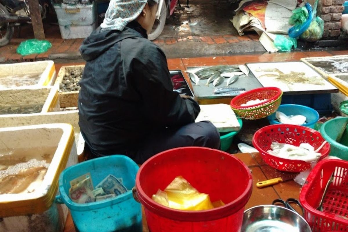 Discover vibrant culture on Halong Shopping Tours at Gieng Đay Market