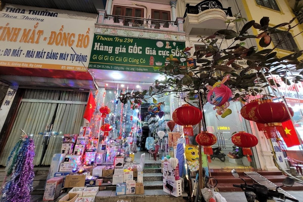 Discover vibrant culture on Halong Shopping Tours at Gieng Đay Market