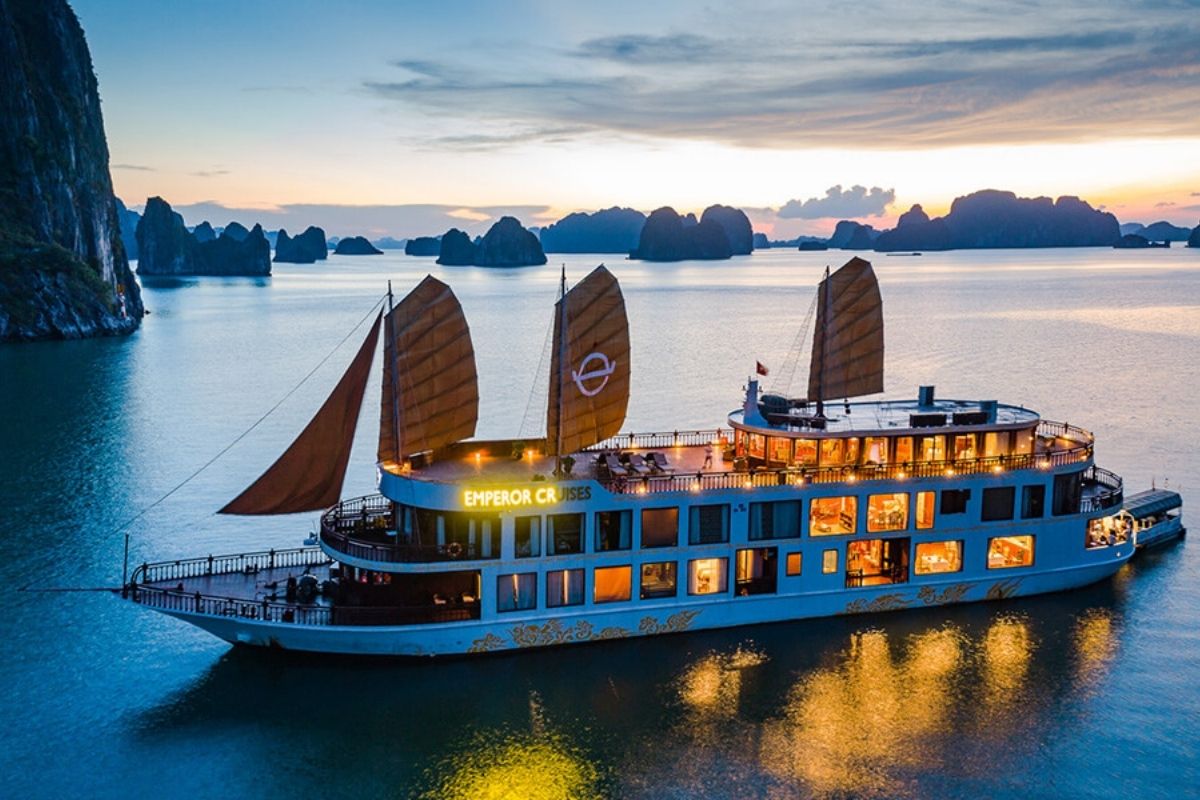 Halong City Beach Is Seaboard For Halong Submerge Tours