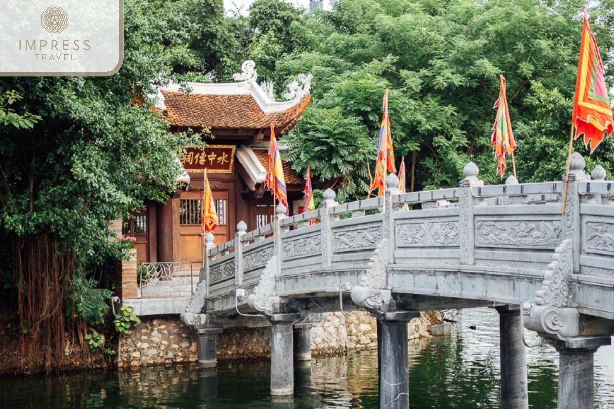 Hanoi paddle tours on serene Ho Truc Bach Lake