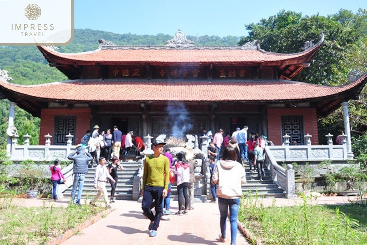 Loi Am Ha Pagoda on Halong Buddhist tours