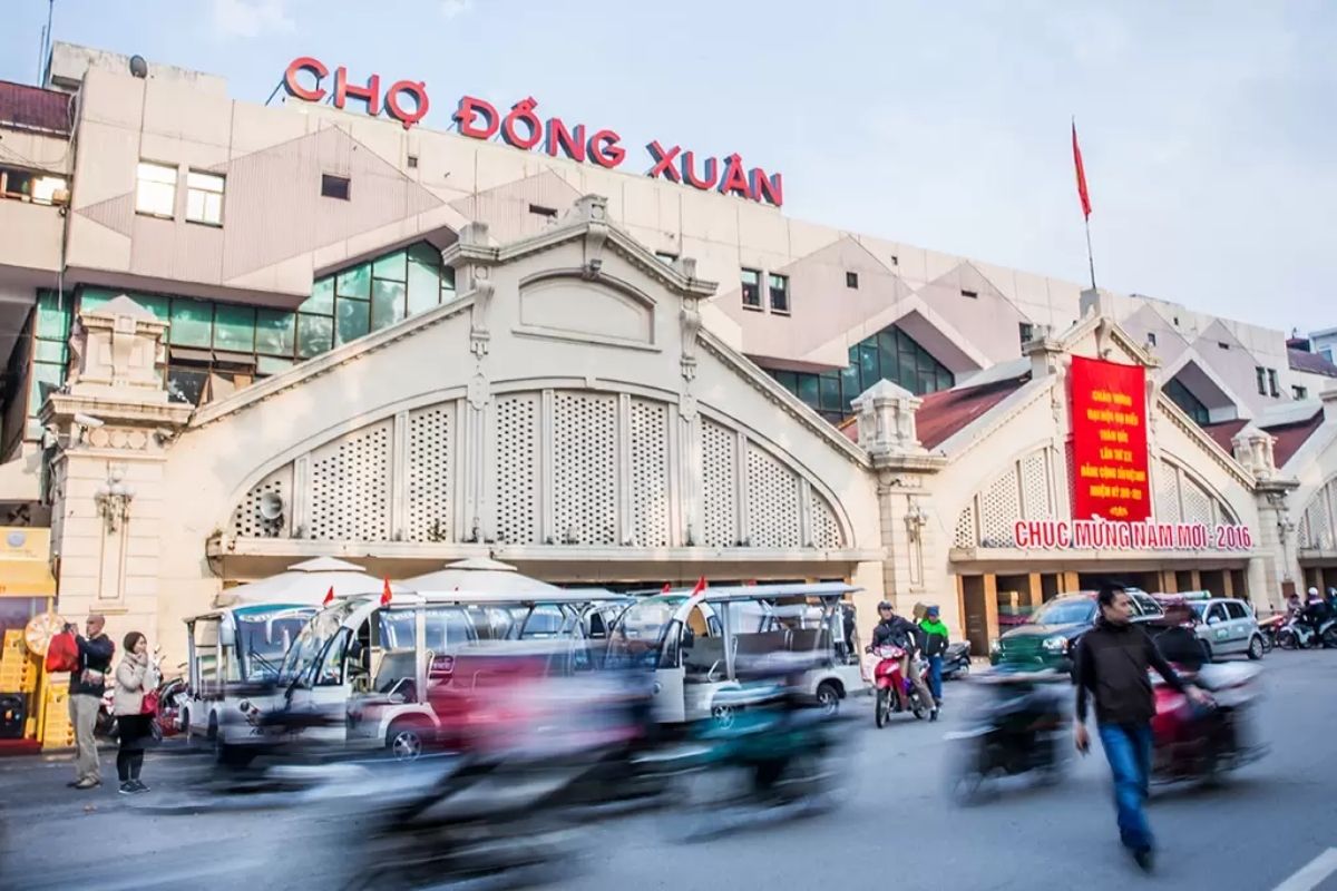 Explore Thanh Cong Lake, a tranquil retreat and perfect starting point for Hanoi Market tours