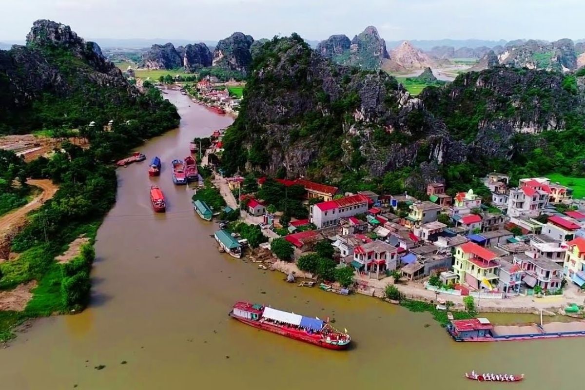 Discover Van Trinh Cave, the crown jewel of Ninh Binh Scenic Photo Tours