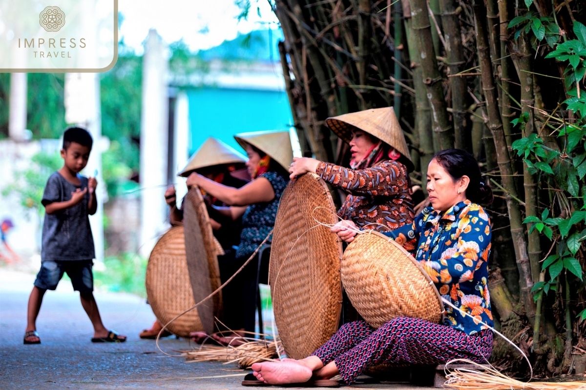 Knitting in Mai Chau 