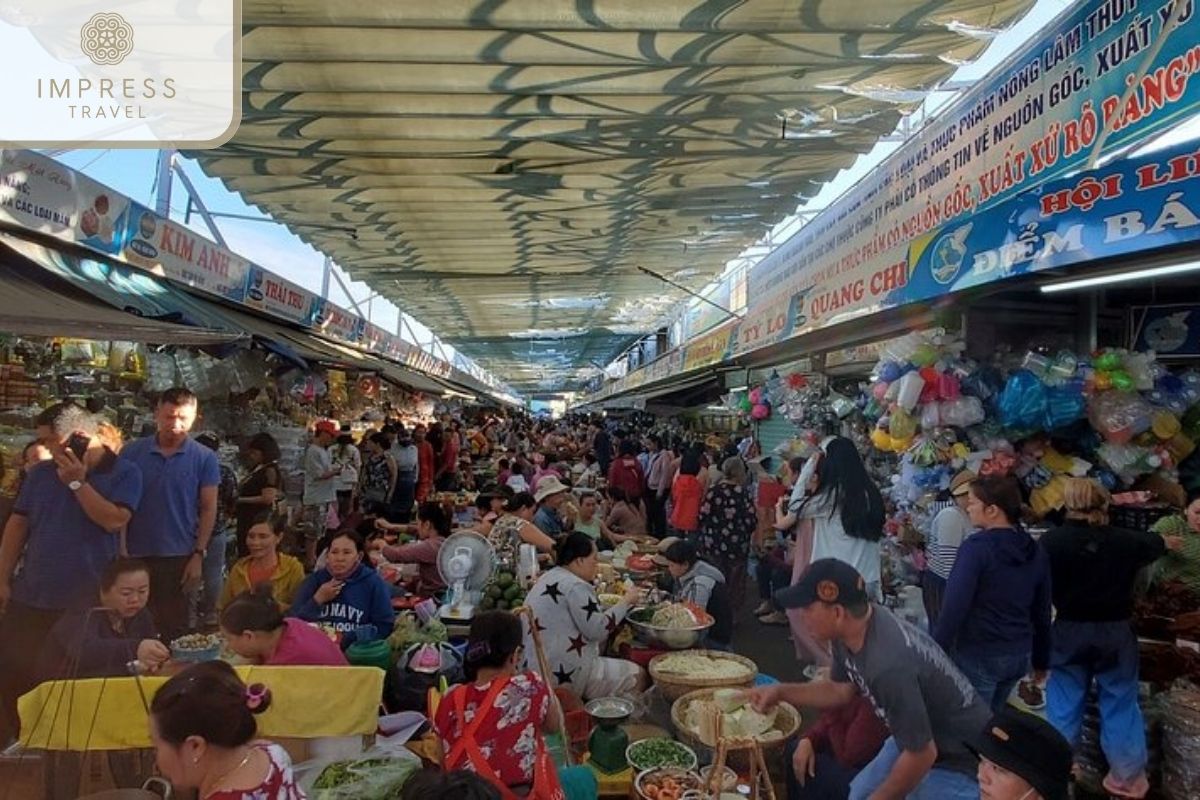 Con Market in Danang Food tours