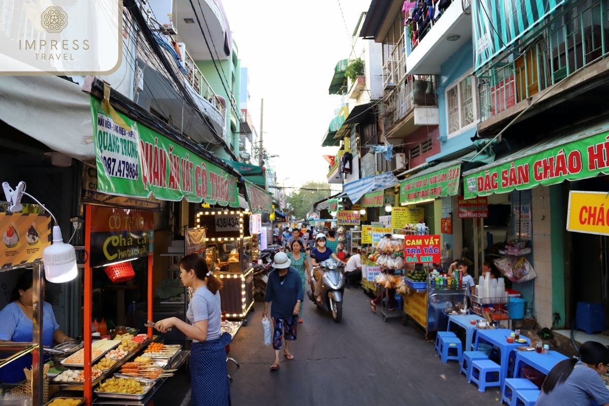 Enjoy cuisine at the market