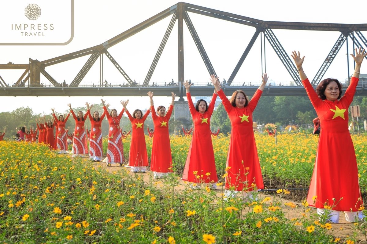 Phuc Xa Flower Wharf is bank river for Hanoi Photo tours 