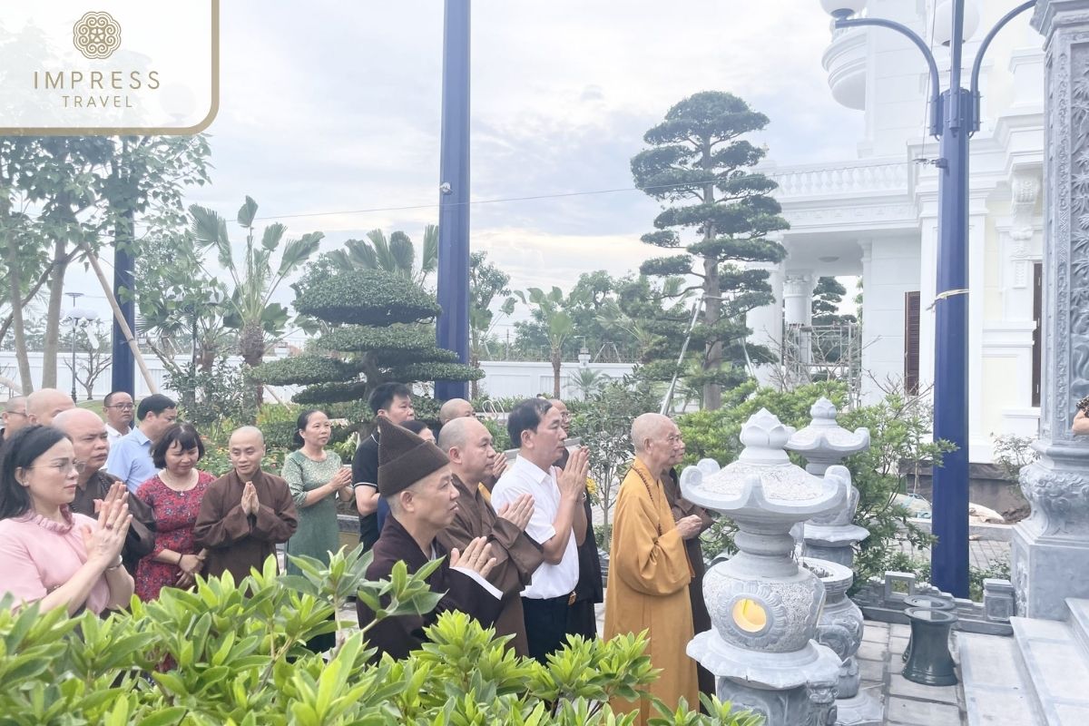 Dress Respectfully on Ninh Binh Relic Tours