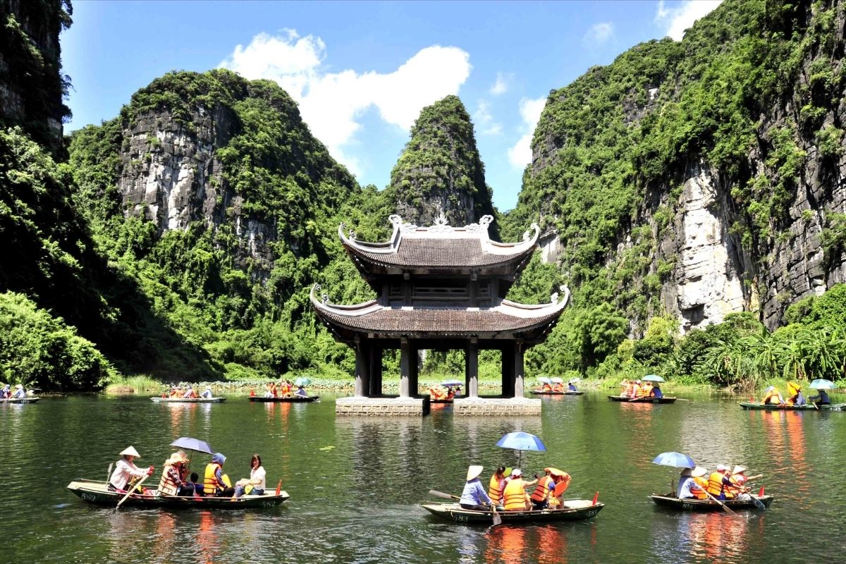 Discover the beauty of Vietnam with our Tam Coc Ninh Binh Tour