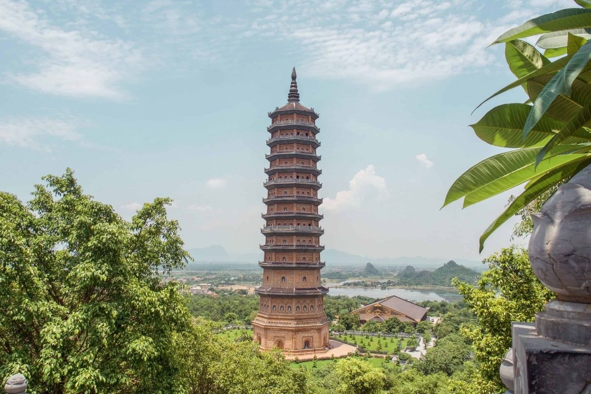 Discover the beauty of Vietnam with our Tam Coc Ninh Binh Tour