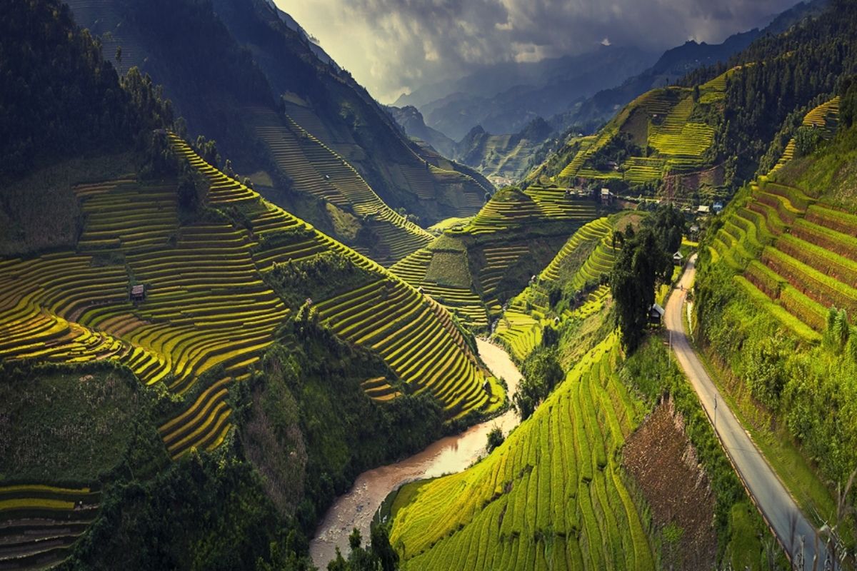 exploring stunning landscapes, rich culture, and iconic sites in a seamless 7-day northern Vietnam adventure! 