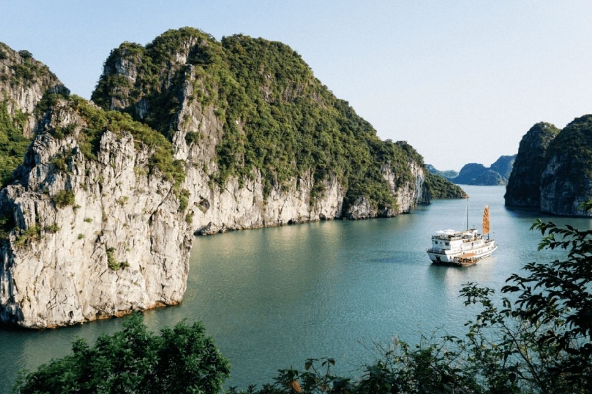 For $200, enjoy a luxury cruise, kayaking, cave exploration & seafood meals