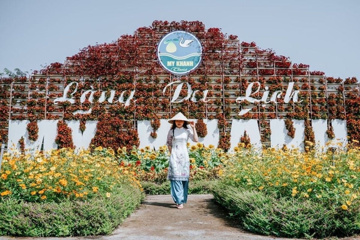 Discover the vibrant charm of Vietnam’s Delta on the Cai Rang Floating Market Mekong Tour.