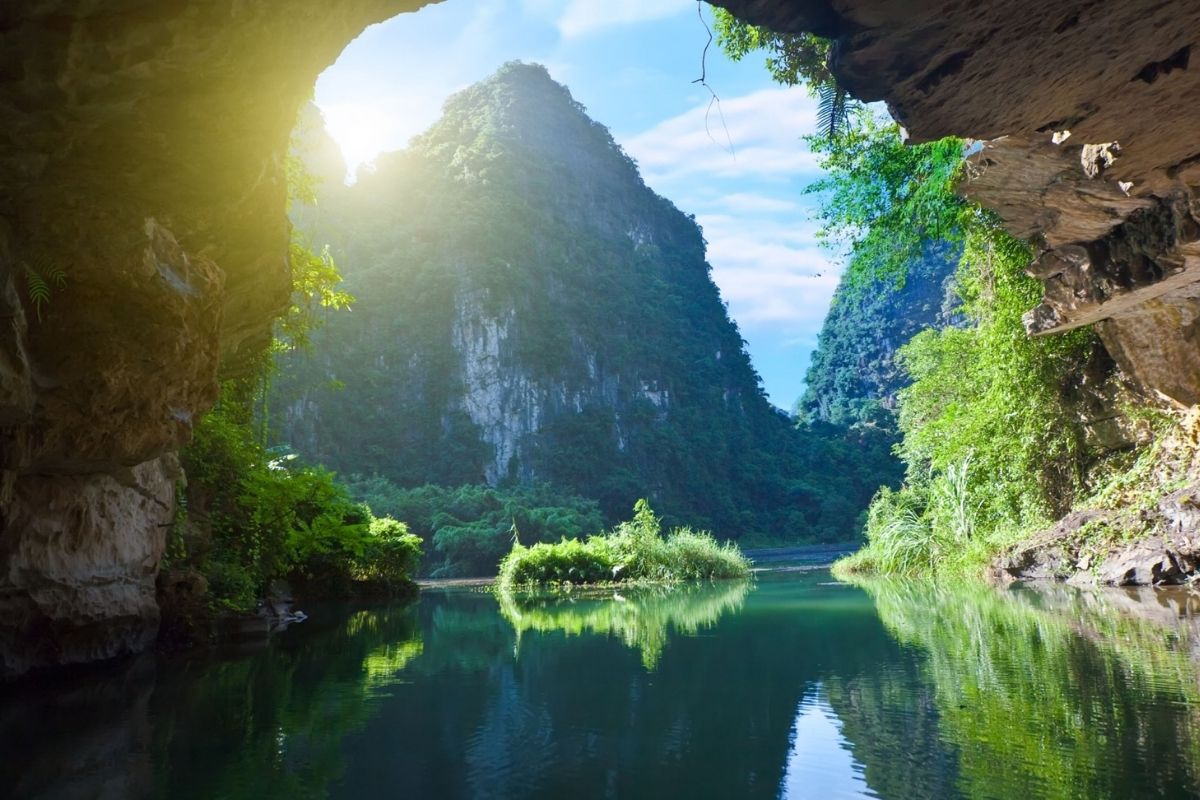  Discover the beauty of Vietnam with Ninh Binh tours