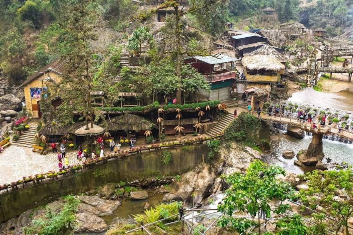 Discover the vibrant traditions of the White H’Mong at Ban Phiet Market for Sapa tours