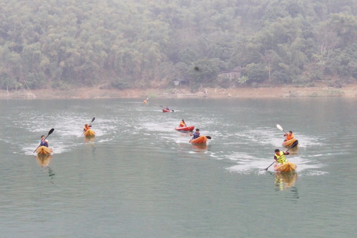 Exploit Mai Chau Tour With Kayaking In Hoa Binh Lake: 2 Days