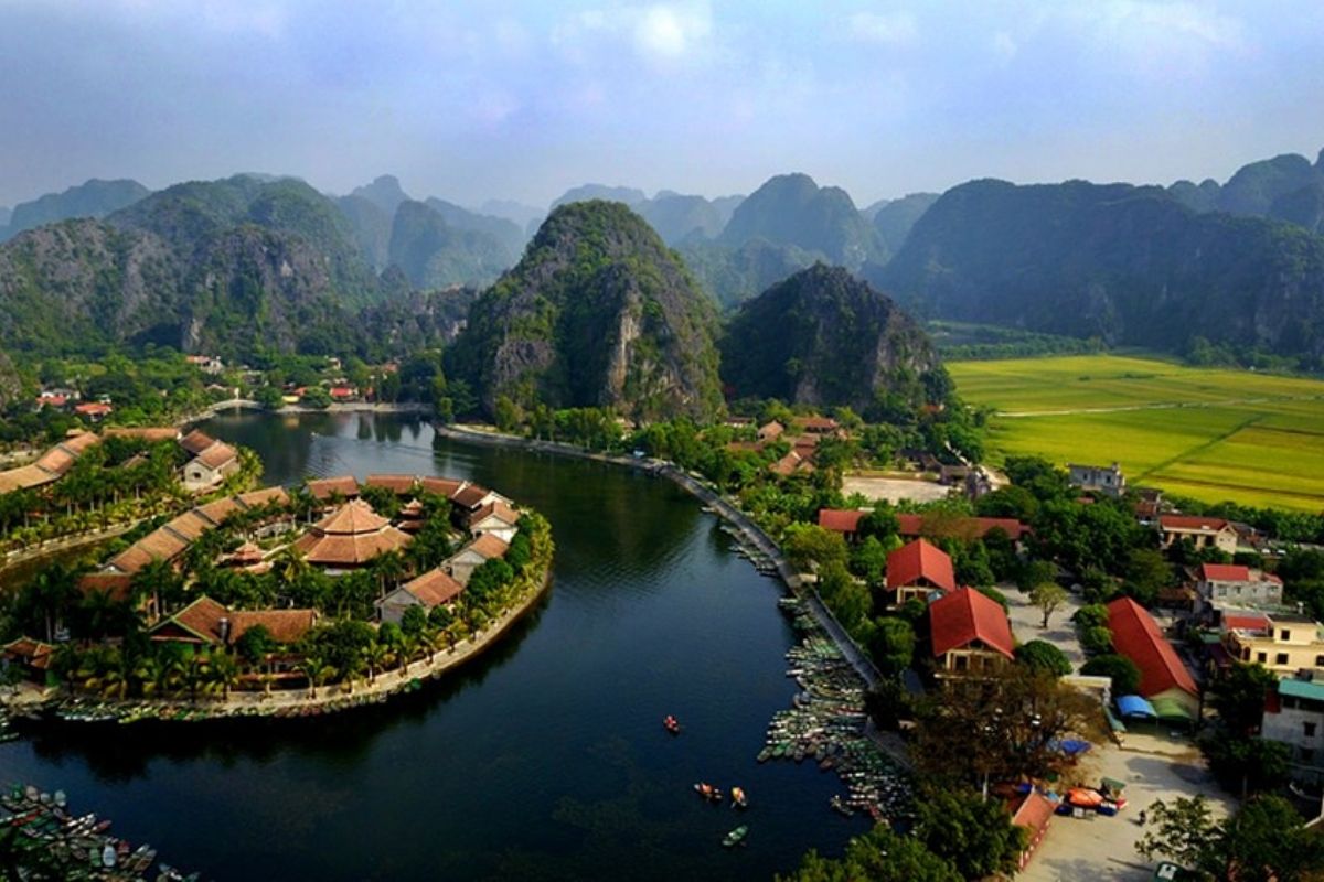 Discover the beauty of Vietnam with Ninh Binh tours to visit Hoa Lu Ancient Capital