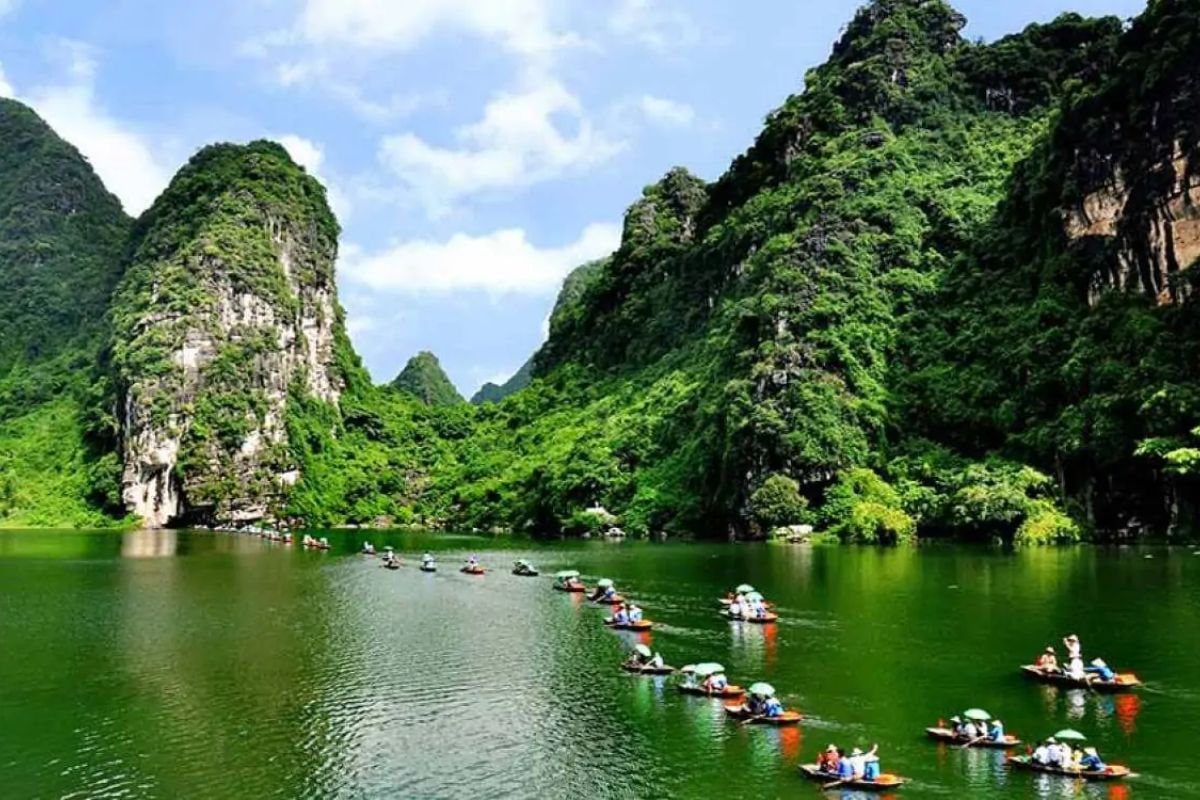 Hoa Lu Is Ongoing District For Ninh Binh Astounding Tours 