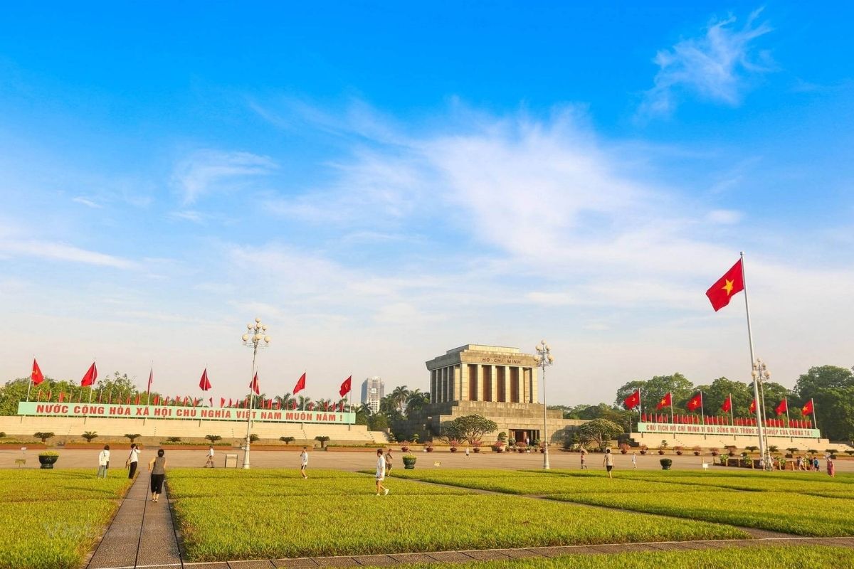 Discover Hanoi’s resilience on Hanoi Historical Tours at Huu Tiep Lake