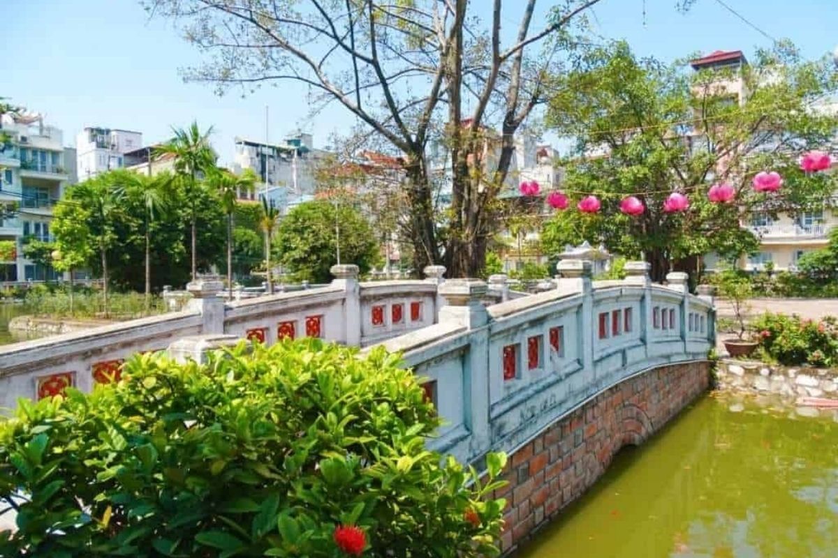 Huu Tiep Lake Is Landmark For Hanoi Historical Tours 