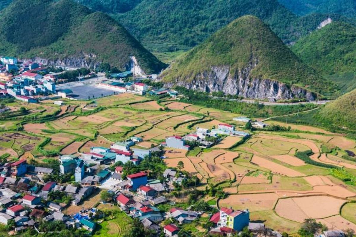 Experience the Flight from Phu Quoc to Hanoi then Ha Giang Tour