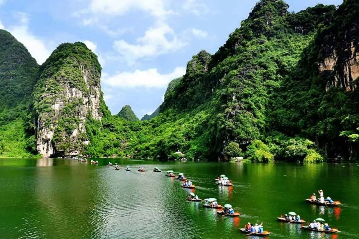 Explore Northern Vietnam’s beauty with our Ninh Binh Tour cycling - climbing - boat