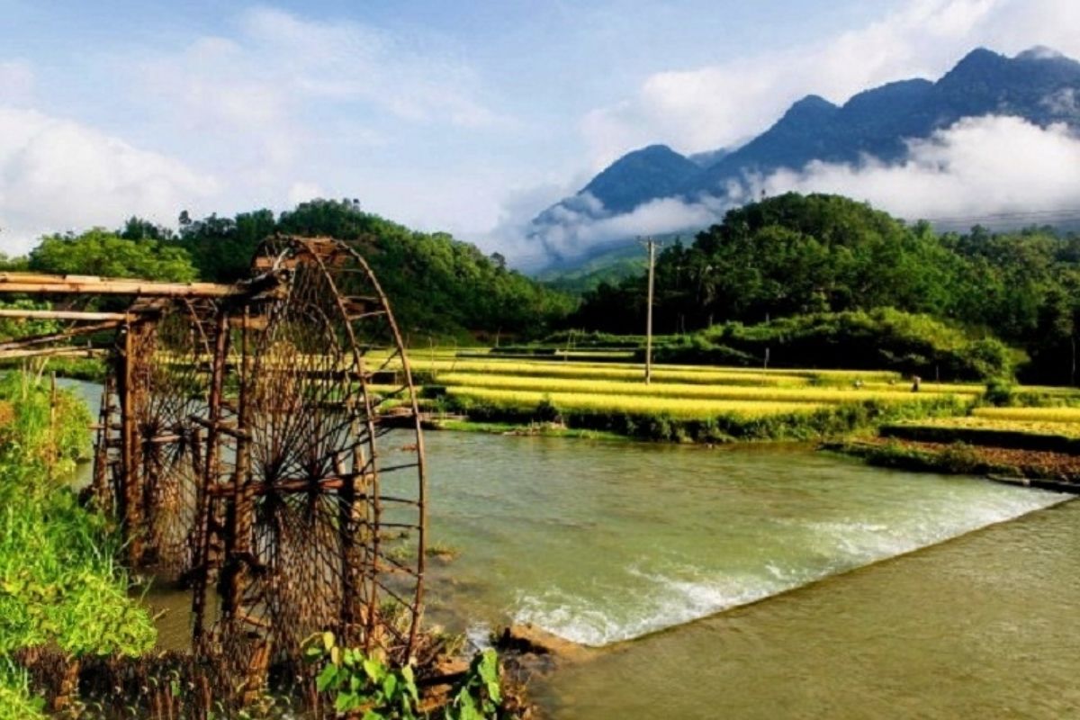 Explore stunning landscapes, Kho Muong Village, and Bat Cave in Vietnam’s hidden gem. 