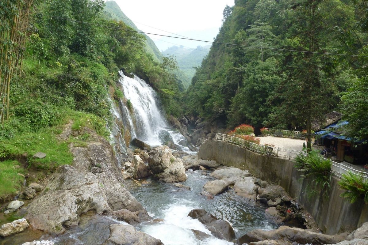 explore H’Mong culture, stunning rice terraces, and iconic Sapa landscapes on a seamless 2-3 day journey