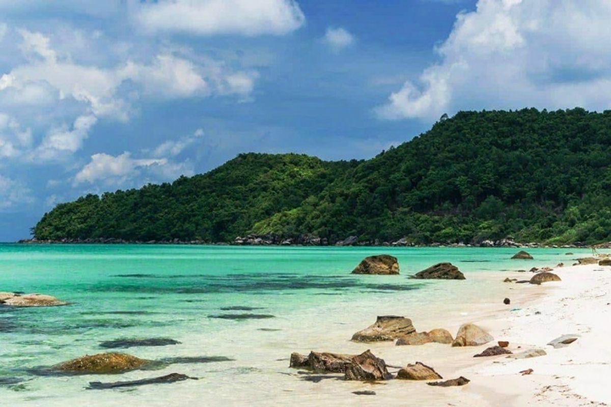  Vietnam's tropical paradise. Pristine beaches, rich culture & tailored getaways await your adventure!