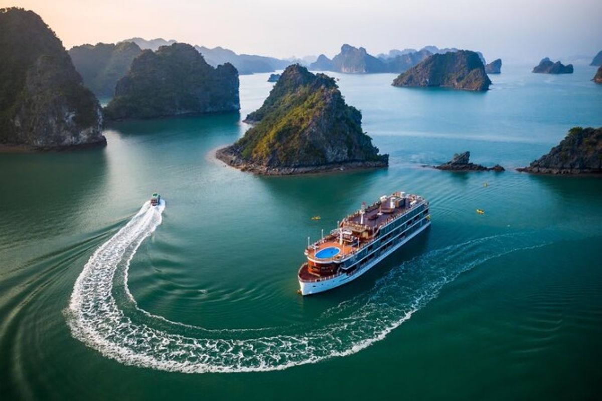 Explore Halong Bay’s iconic sights and relax in premium comfort