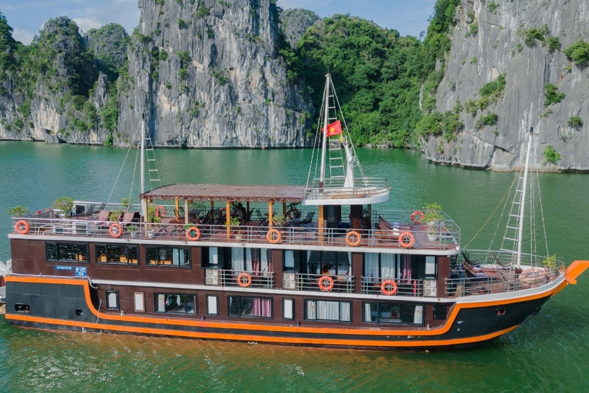 Discover the beauty of Halong Bay with our Halong tours cruise to Monkey Island. 