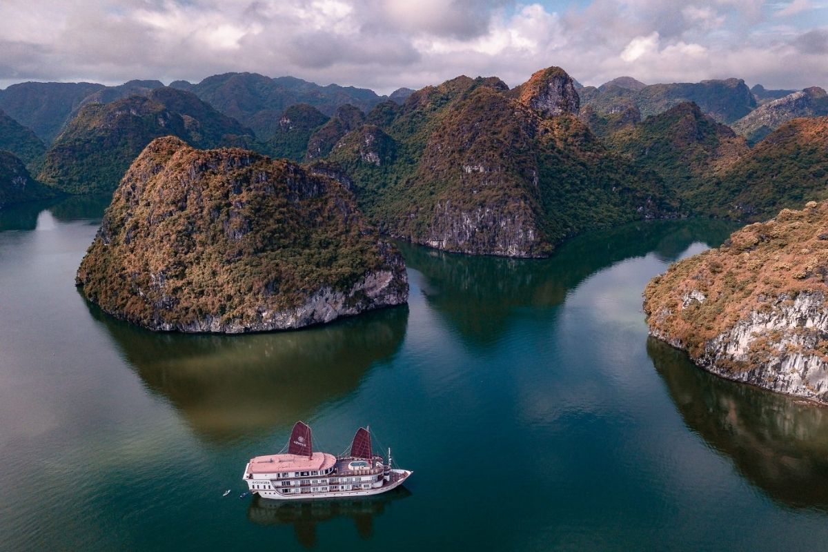 Discover Halong Bay’s beauty with luxury cruise Halong tours