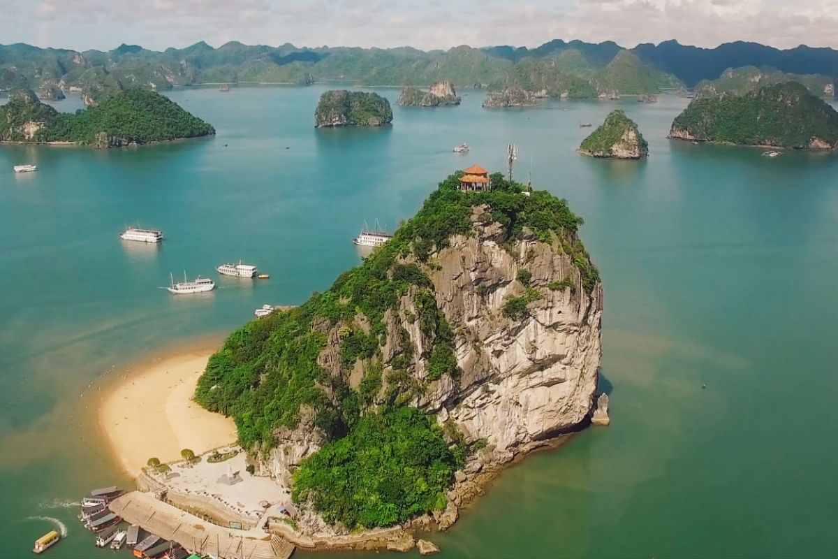 Explore Halong Bay in luxury with our Deluxe Cruise Halong Tours