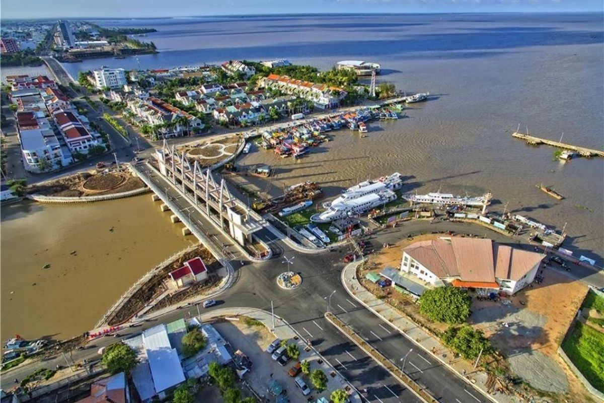  Discover vibrant floating markets, lush landscapes