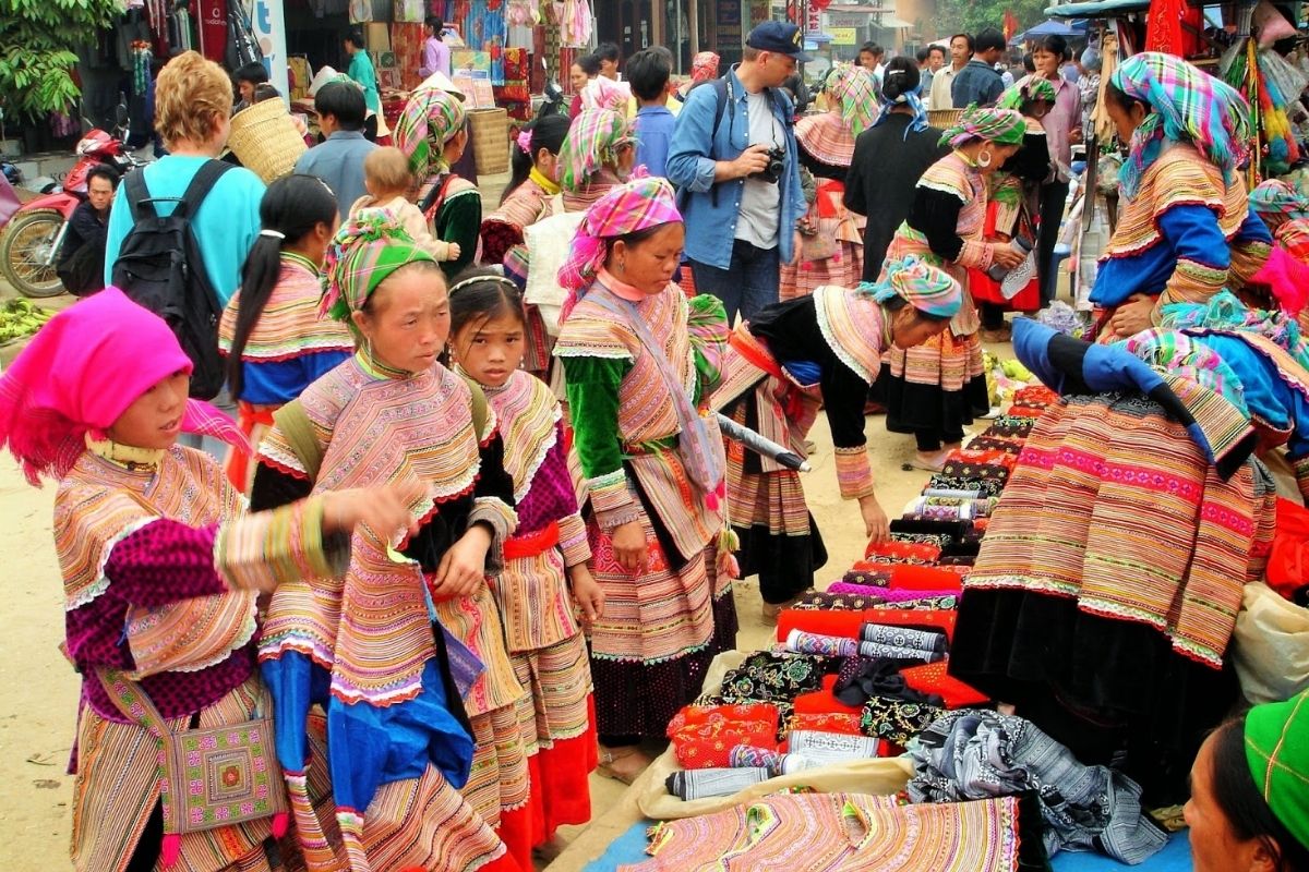 Sapa boasts misty mountains, green valleys, and vibrant cultures reasons