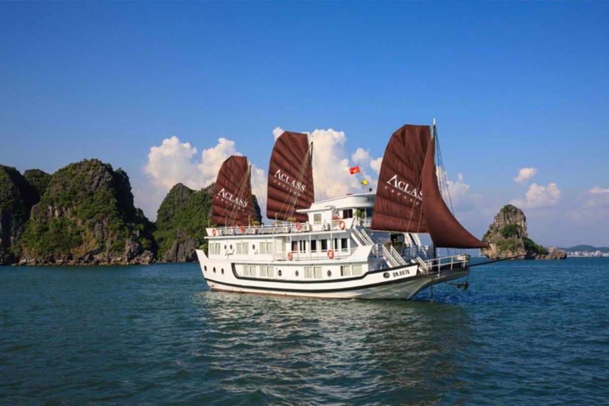 Explore Halong Bay's beauty