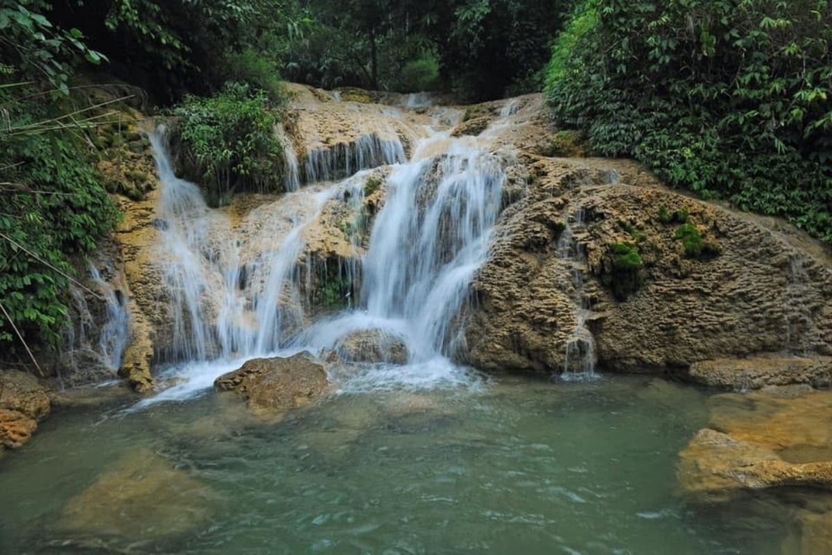  Pu Luong Tours conquer the Pu Luong Peak (1700m)