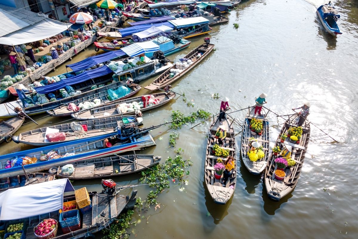 Explore vibrant floating markets & peaceful villages 