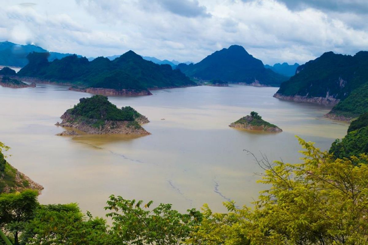 Discover Hoa Binh hydropower lake & Mai Chau Tours