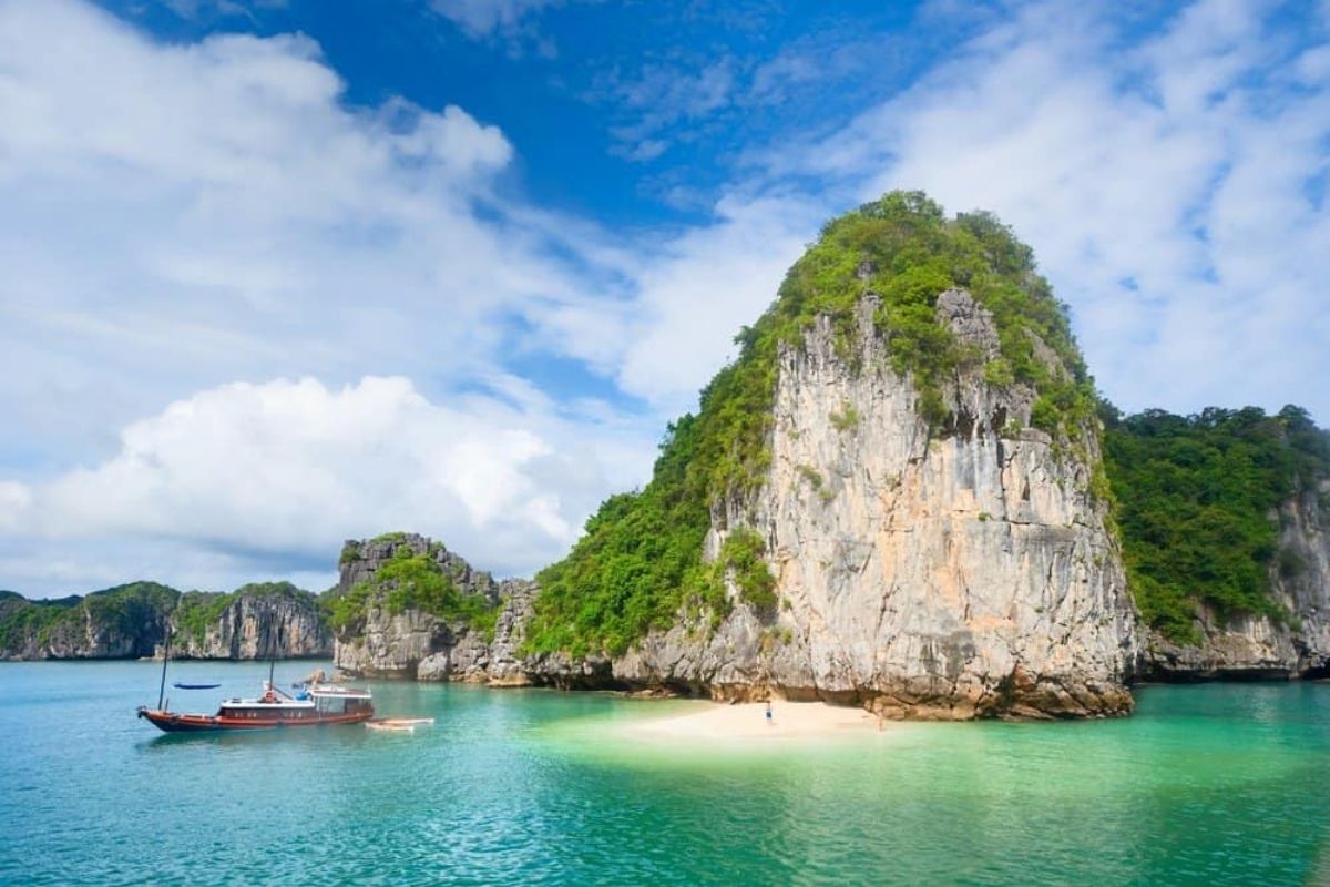 As a UNESCO World Heritage site, Halong Bay is famous for its dramatic limestone karsts